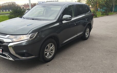 Mitsubishi Outlander III рестайлинг 3, 2021 год, 2 600 000 рублей, 15 фотография