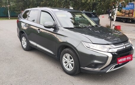 Mitsubishi Outlander III рестайлинг 3, 2021 год, 2 600 000 рублей, 16 фотография