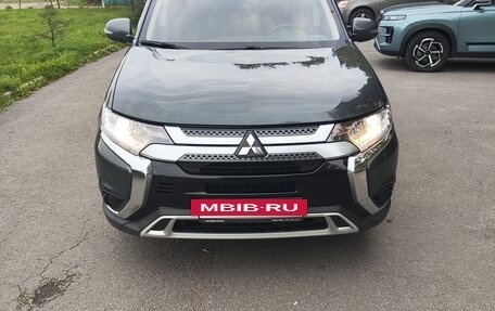 Mitsubishi Outlander III рестайлинг 3, 2021 год, 2 600 000 рублей, 14 фотография