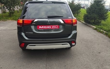 Mitsubishi Outlander III рестайлинг 3, 2021 год, 2 600 000 рублей, 13 фотография