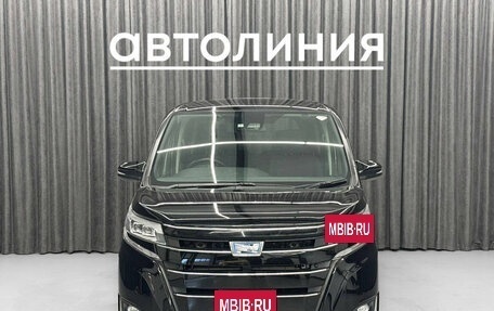Toyota Noah III, 2020 год, 1 950 000 рублей, 3 фотография