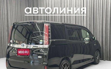 Toyota Noah III, 2020 год, 1 950 000 рублей, 7 фотография