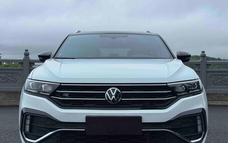 Volkswagen T-Roc I, 2023 год, 1 270 000 рублей, 2 фотография