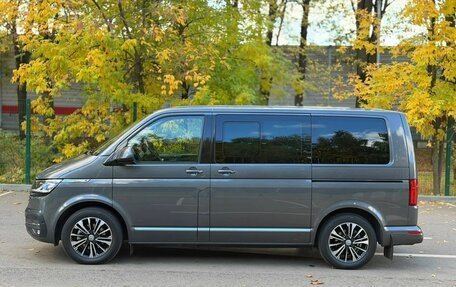 Volkswagen Multivan T6 рестайлинг, 2022 год, 8 900 000 рублей, 2 фотография