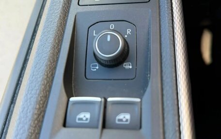 Volkswagen Multivan T6 рестайлинг, 2022 год, 8 900 000 рублей, 28 фотография