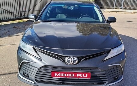 Toyota Camry, 2021 год, 2 350 000 рублей, 1 фотография