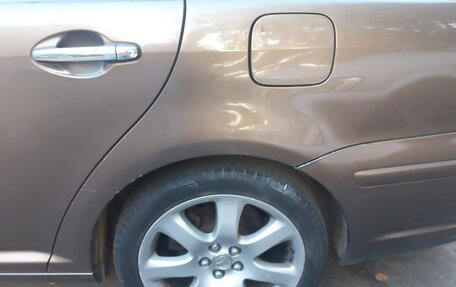 Toyota Avensis III рестайлинг, 2004 год, 550 000 рублей, 23 фотография