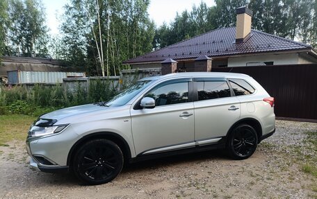 Mitsubishi Outlander III рестайлинг 3, 2015 год, 2 200 000 рублей, 10 фотография