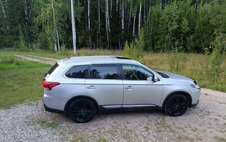 Mitsubishi Outlander III рестайлинг 3, 2015 год, 2 200 000 рублей, 6 фотография