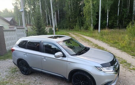 Mitsubishi Outlander III рестайлинг 3, 2015 год, 2 200 000 рублей, 7 фотография