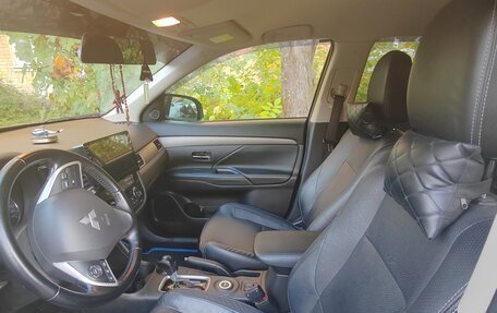 Mitsubishi Outlander III рестайлинг 3, 2014 год, 2 000 000 рублей, 7 фотография