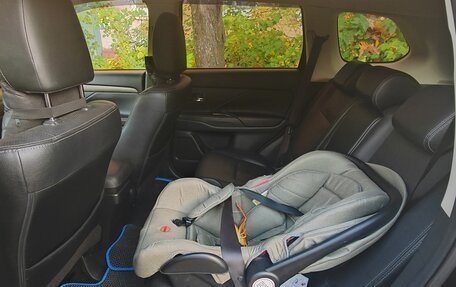 Mitsubishi Outlander III рестайлинг 3, 2014 год, 2 000 000 рублей, 10 фотография