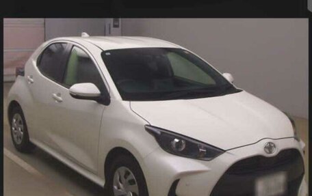Toyota Yaris, 2021 год, 1 300 000 рублей, 2 фотография