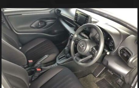 Toyota Yaris, 2021 год, 1 300 000 рублей, 4 фотография