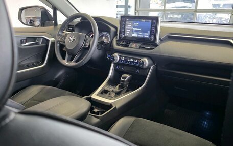 Toyota RAV4, 2020 год, 3 240 000 рублей, 21 фотография