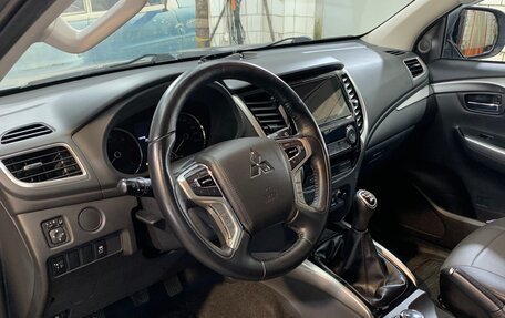 Mitsubishi Pajero Sport III рестайлинг, 2017 год, 3 300 000 рублей, 8 фотография