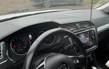 Volkswagen Tiguan II, 2019 год, 2 500 000 рублей, 2 фотография
