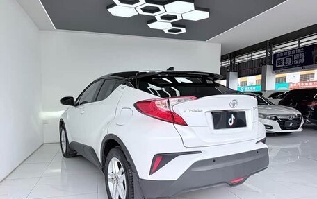 Toyota C-HR I рестайлинг, 2022 год, 1 757 000 рублей, 4 фотография