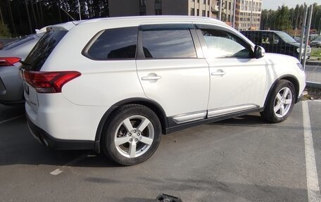Mitsubishi Outlander III рестайлинг 3, 2015 год, 1 590 000 рублей, 4 фотография