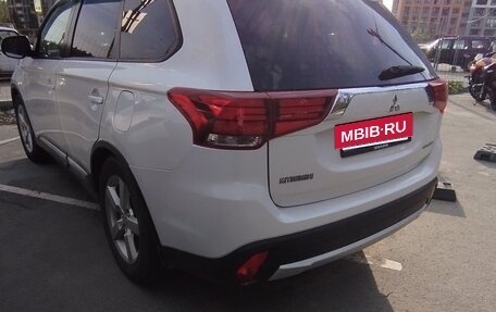 Mitsubishi Outlander III рестайлинг 3, 2015 год, 1 590 000 рублей, 5 фотография