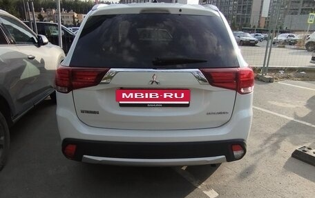 Mitsubishi Outlander III рестайлинг 3, 2015 год, 1 590 000 рублей, 3 фотография