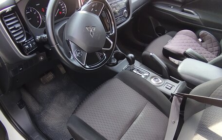 Mitsubishi Outlander III рестайлинг 3, 2015 год, 1 590 000 рублей, 10 фотография