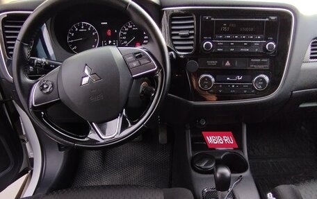 Mitsubishi Outlander III рестайлинг 3, 2015 год, 1 590 000 рублей, 6 фотография