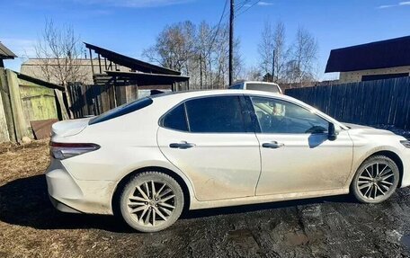 Toyota Camry, 2022 год, 3 300 000 рублей, 2 фотография