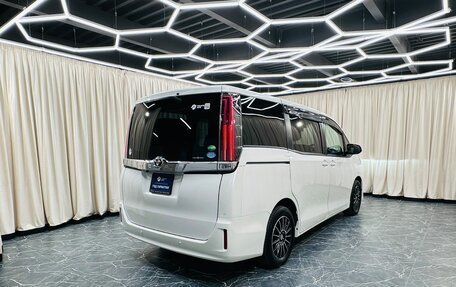 Toyota Noah III, 2019 год, 2 199 999 рублей, 6 фотография
