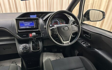 Toyota Noah III, 2019 год, 2 199 999 рублей, 15 фотография