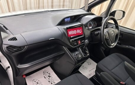 Toyota Noah III, 2019 год, 2 199 999 рублей, 13 фотография