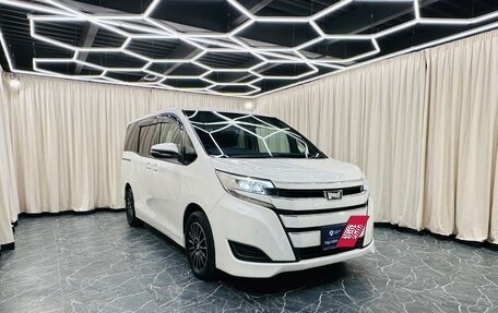 Toyota Noah III, 2019 год, 2 199 999 рублей, 8 фотография