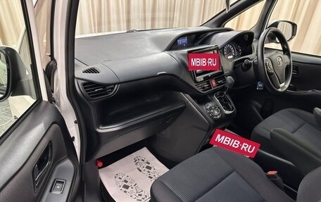 Toyota Noah III, 2019 год, 2 199 999 рублей, 12 фотография