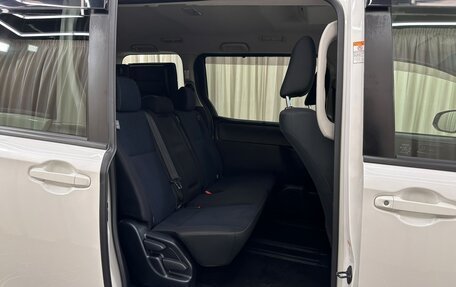 Toyota Noah III, 2019 год, 2 199 999 рублей, 19 фотография