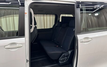 Toyota Noah III, 2019 год, 2 199 999 рублей, 18 фотография