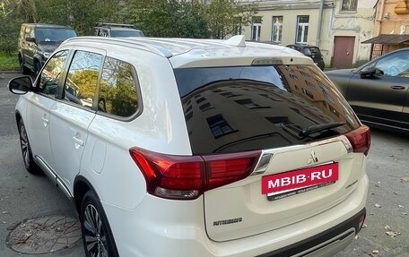 Mitsubishi Outlander III рестайлинг 3, 2019 год, 1 850 000 рублей, 3 фотография