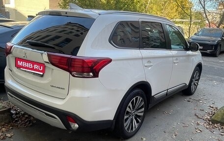 Mitsubishi Outlander III рестайлинг 3, 2019 год, 1 850 000 рублей, 4 фотография