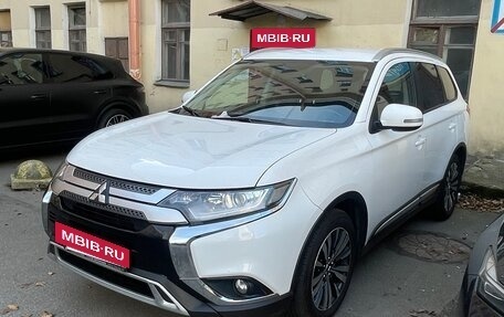 Mitsubishi Outlander III рестайлинг 3, 2019 год, 1 850 000 рублей, 2 фотография
