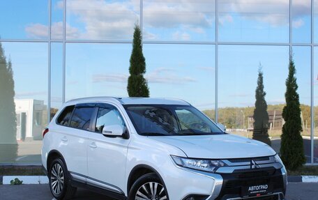 Mitsubishi Outlander III рестайлинг 3, 2019 год, 1 830 000 рублей, 3 фотография
