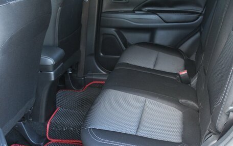 Mitsubishi Outlander III рестайлинг 3, 2019 год, 1 830 000 рублей, 12 фотография