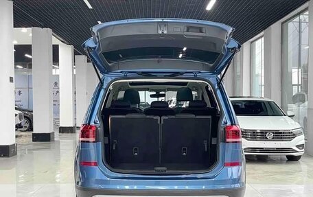 Volkswagen Touran III, 2022 год, 2 380 000 рублей, 6 фотография