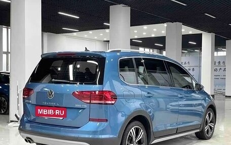 Volkswagen Touran III, 2022 год, 2 380 000 рублей, 3 фотография