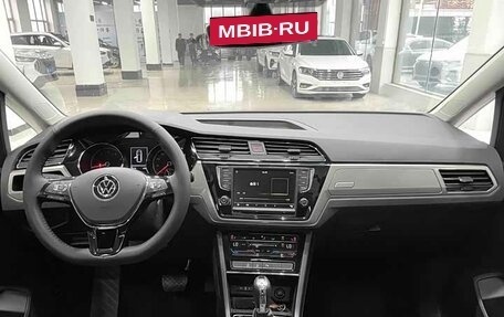 Volkswagen Touran III, 2022 год, 2 380 000 рублей, 10 фотография