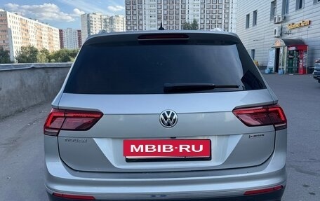 Volkswagen Tiguan II, 2018 год, 1 980 000 рублей, 2 фотография