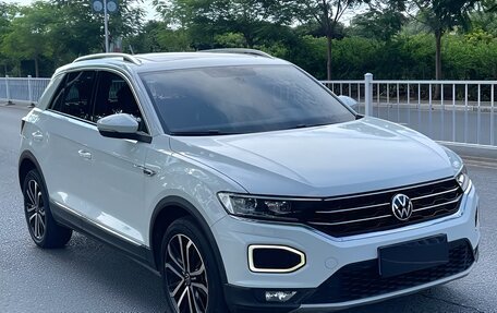 Volkswagen T-Roc I, 2022 год, 1 800 000 рублей, 1 фотография