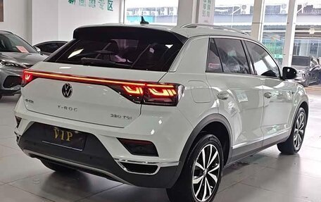 Volkswagen T-Roc I, 2023 год, 1 859 000 рублей, 10 фотография