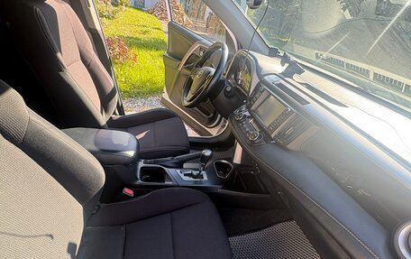 Toyota RAV4, 2018 год, 1 800 000 рублей, 9 фотография