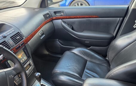 Toyota Avensis III рестайлинг, 2004 год, 750 000 рублей, 10 фотография