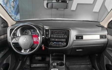 Mitsubishi Outlander III рестайлинг 3, 2016 год, 1 679 000 рублей, 10 фотография
