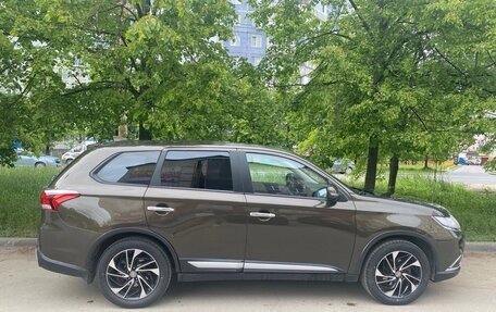 Mitsubishi Outlander III рестайлинг 3, 2018 год, 1 850 000 рублей, 1 фотография